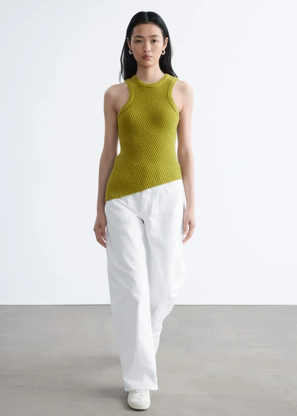 Asymmetrisches Tanktop aus Rippenstrick Asymmetrisches Tanktop aus Rippenstrick