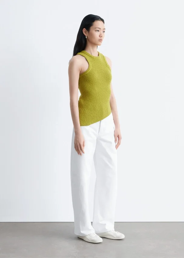 Asymmetrisches Tanktop aus Rippenstrick Asymmetrisches Tanktop aus Rippenstrick