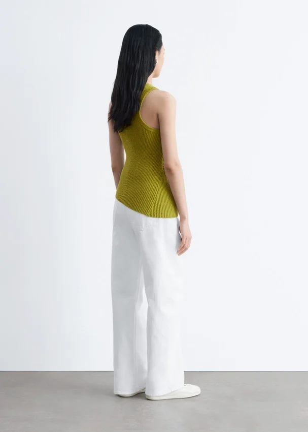 Asymmetrisches Tanktop aus Rippenstrick Asymmetrisches Tanktop aus Rippenstrick