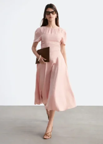 Ausgestelltes Midikleid aus Leinen