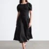 Ausgestelltes Midikleid aus Leinen