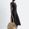 Ausgestelltes Midikleid aus Leinen