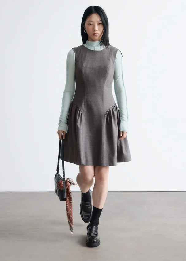 Ausgestelltes Minikleid aus Wolle Ausgestelltes Minikleid aus Wolle