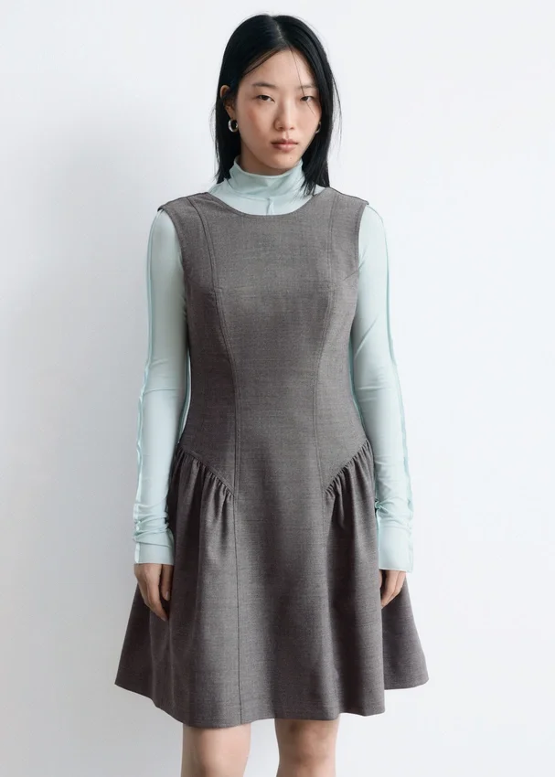 Ausgestelltes Minikleid aus Wolle Ausgestelltes Minikleid aus Wolle
