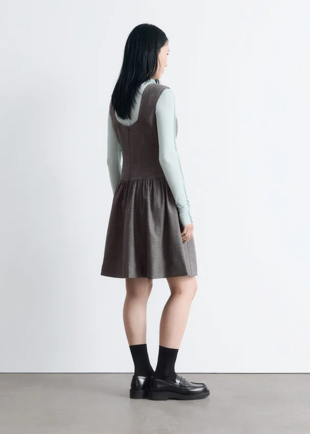 Ausgestelltes Minikleid aus Wolle Ausgestelltes Minikleid aus Wolle