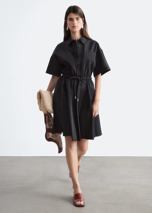 Ausgestelltes Minikleid mit Kordelzug Ausgestelltes Minikleid mit Kordelzug