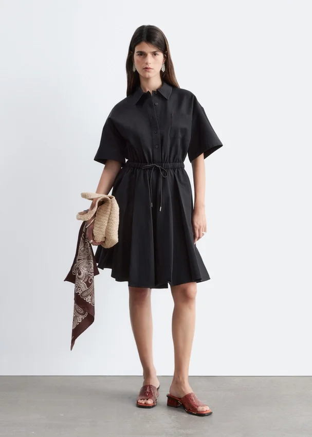 Ausgestelltes Minikleid mit Kordelzug Ausgestelltes Minikleid mit Kordelzug
