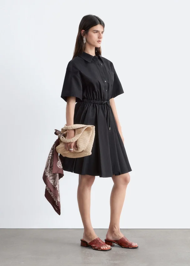 Ausgestelltes Minikleid mit Kordelzug Ausgestelltes Minikleid mit Kordelzug