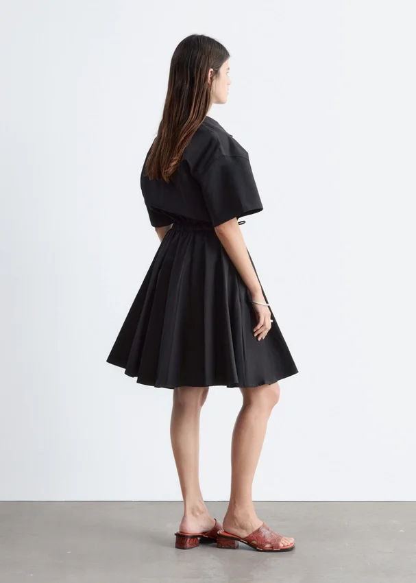 Ausgestelltes Minikleid mit Kordelzug Ausgestelltes Minikleid mit Kordelzug