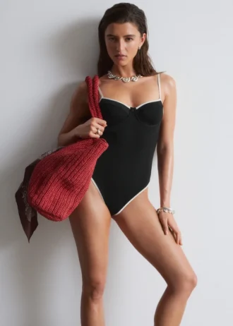 Badeanzug mit kontrastierenden Rippenbündchen