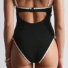 Badeanzug mit kontrastierenden Rippenbündchen