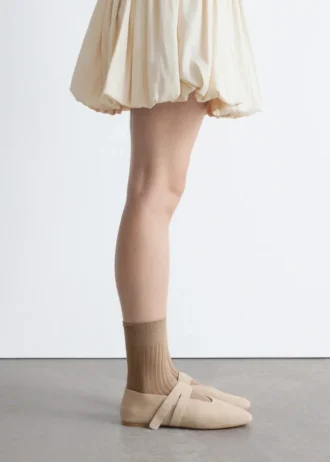 Ballerinas aus Wildleder mit gekreuzten Riemen
