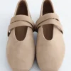 Ballerinas aus Wildleder mit gekreuzten Riemen