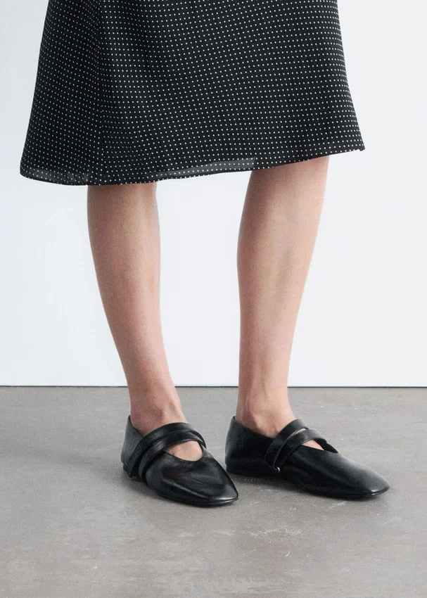 Ballerinas mit gekreuzten Riemen Ballerinas mit gekreuzten Riemen