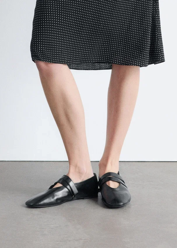 Ballerinas mit gekreuzten Riemen Ballerinas mit gekreuzten Riemen