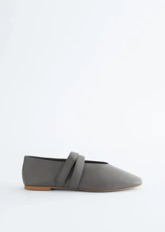 Ballerinas mit gekreuzten Riemen