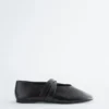 Ballerinas mit gekreuzten Riemen Ballerinas mit gekreuzten Riemen