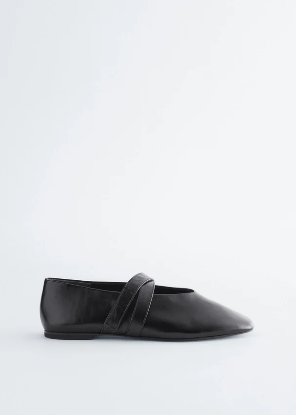 Ballerinas mit gekreuzten Riemen Ballerinas mit gekreuzten Riemen