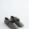 Ballerinas mit gekreuzten Riemen Ballerinas mit gekreuzten Riemen