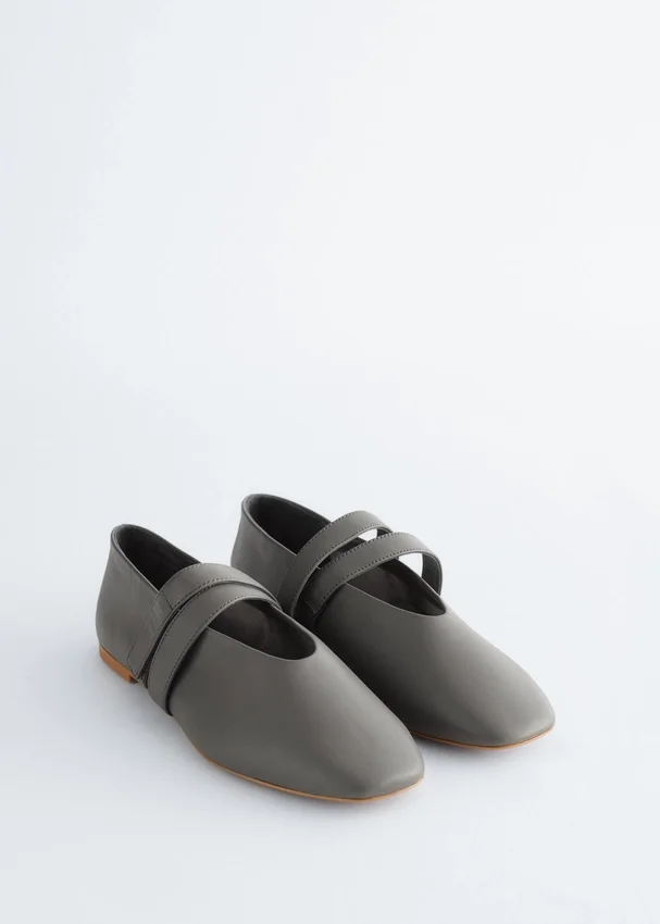 Ballerinas mit gekreuzten Riemen Ballerinas mit gekreuzten Riemen