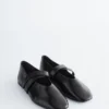 Ballerinas mit gekreuzten Riemen Ballerinas mit gekreuzten Riemen