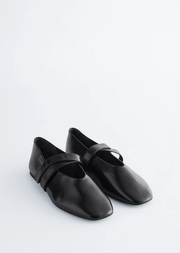Ballerinas mit gekreuzten Riemen Ballerinas mit gekreuzten Riemen