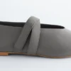 Ballerinas mit gekreuzten Riemen Ballerinas mit gekreuzten Riemen