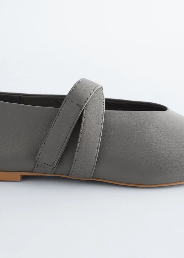 Ballerinas mit gekreuzten Riemen Ballerinas mit gekreuzten Riemen