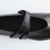 Ballerinas mit gekreuzten Riemen Ballerinas mit gekreuzten Riemen