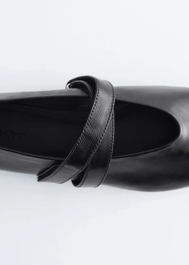 Ballerinas mit gekreuzten Riemen Ballerinas mit gekreuzten Riemen
