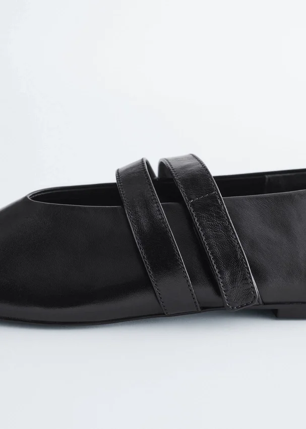 Ballerinas mit gekreuzten Riemen Ballerinas mit gekreuzten Riemen