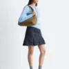 Ballerinas mit gekreuzten Riemen aus Leder