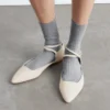 Ballerinas mit gekreuzten Riemen aus Leder