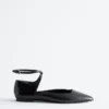Ballerinas mit gekreuzten Riemen aus Leder