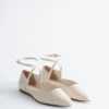 Ballerinas mit gekreuzten Riemen aus Leder