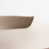 Ballerinas mit gekreuzten Riemen aus Leder