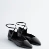Ballerinas mit gekreuzten Riemen aus Leder