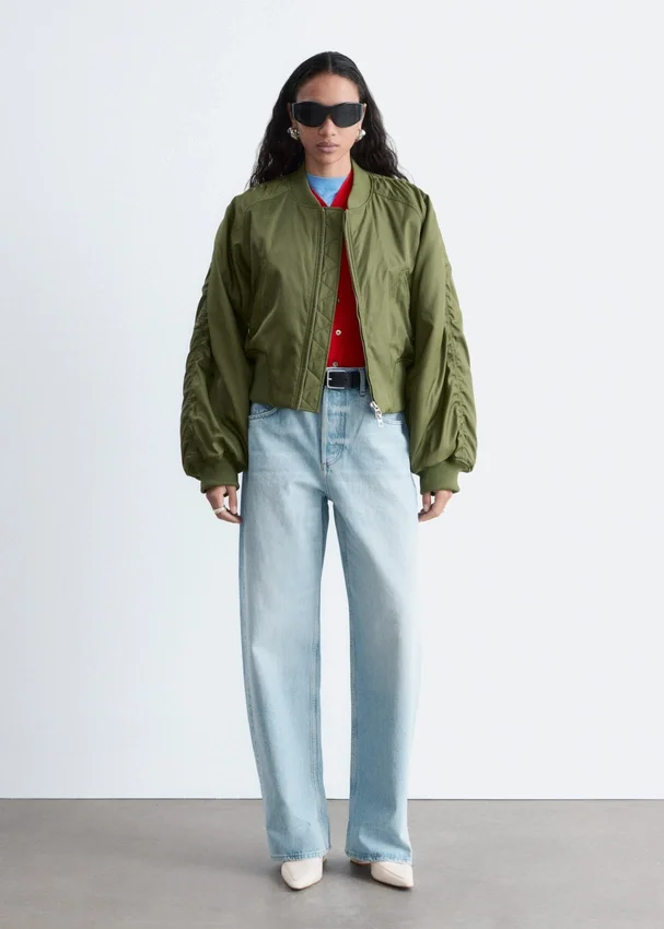 Barrel-Jeans mit weitem Bein Barrel-Jeans mit weitem Bein