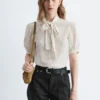 Bedruckte Seiden-Bluse mit Krawattenkragen Bedruckte Seiden-Bluse mit Krawattenkragen