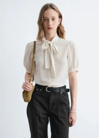 Bedruckte Seiden-Bluse mit Krawattenkragen Bedruckte Seiden-Bluse mit Krawattenkragen