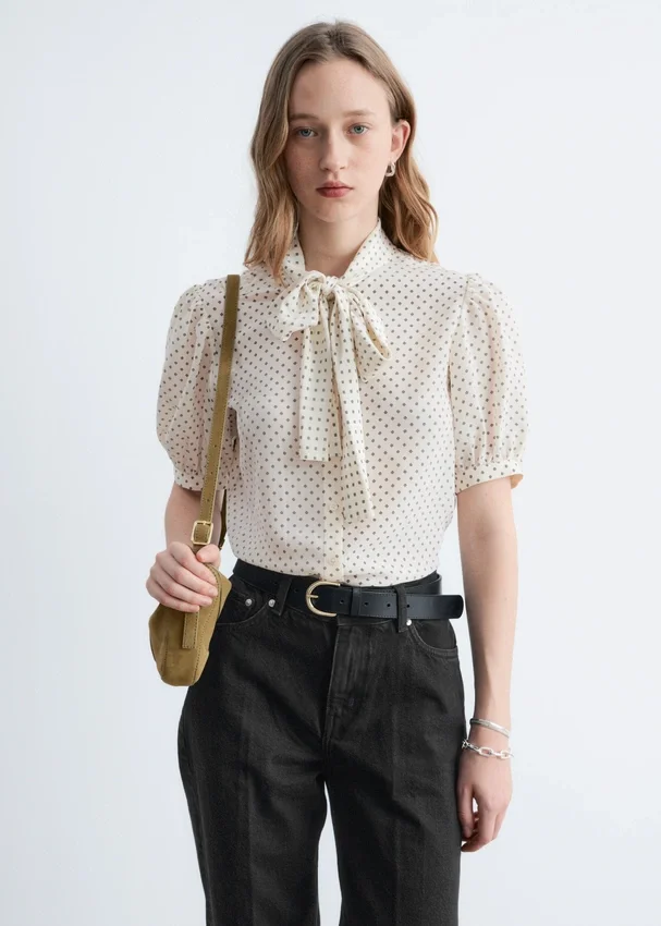 Bedruckte Seiden-Bluse mit Krawattenkragen Bedruckte Seiden-Bluse mit Krawattenkragen