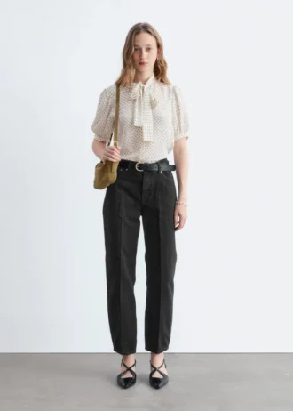 Bedruckte Seiden-Bluse mit Krawattenkragen Bedruckte Seiden-Bluse mit Krawattenkragen