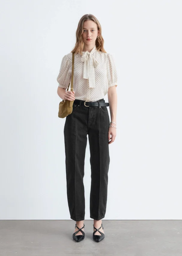 Bedruckte Seiden-Bluse mit Krawattenkragen Bedruckte Seiden-Bluse mit Krawattenkragen