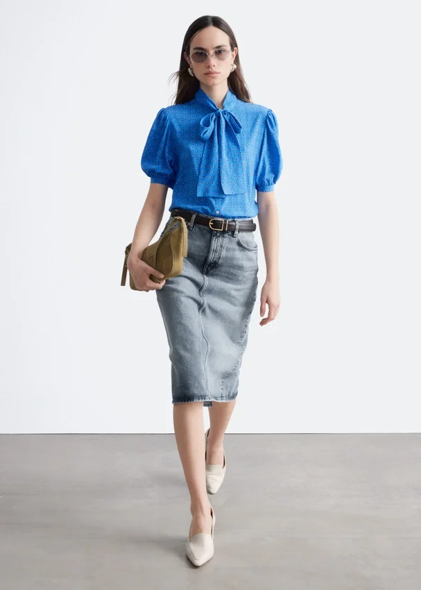 Bedruckte Seiden-Bluse mit Krawattenkragen Bedruckte Seiden-Bluse mit Krawattenkragen