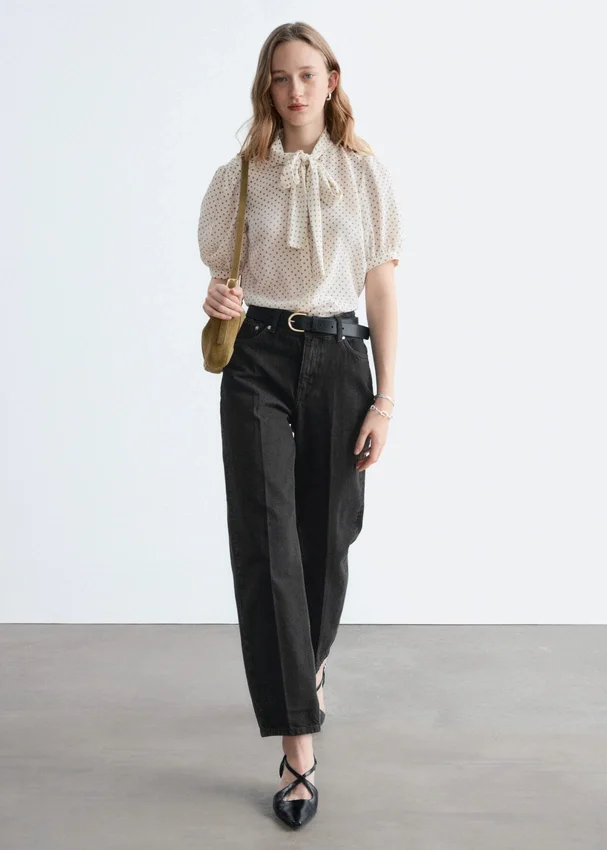 Bedruckte Seiden-Bluse mit Krawattenkragen Bedruckte Seiden-Bluse mit Krawattenkragen