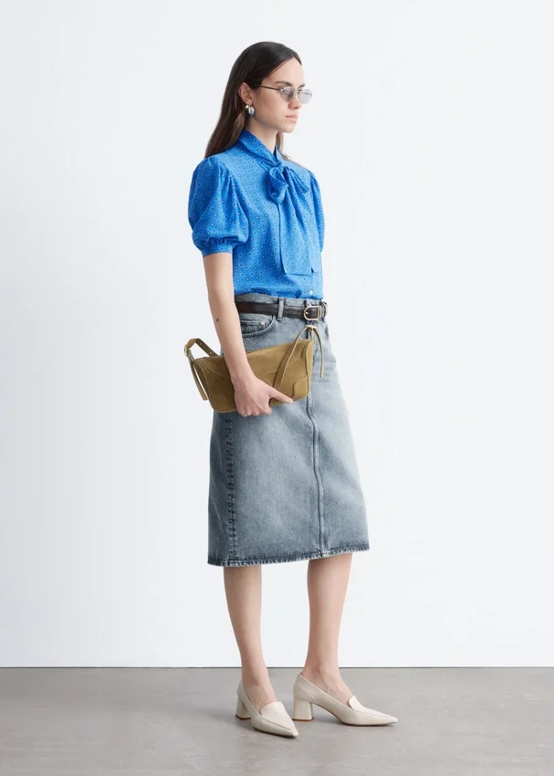 Bedruckte Seiden-Bluse mit Krawattenkragen Bedruckte Seiden-Bluse mit Krawattenkragen