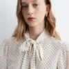 Bedruckte Seiden-Bluse mit Krawattenkragen Bedruckte Seiden-Bluse mit Krawattenkragen