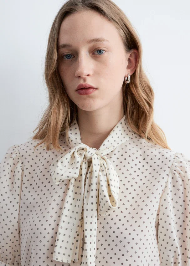 Bedruckte Seiden-Bluse mit Krawattenkragen Bedruckte Seiden-Bluse mit Krawattenkragen