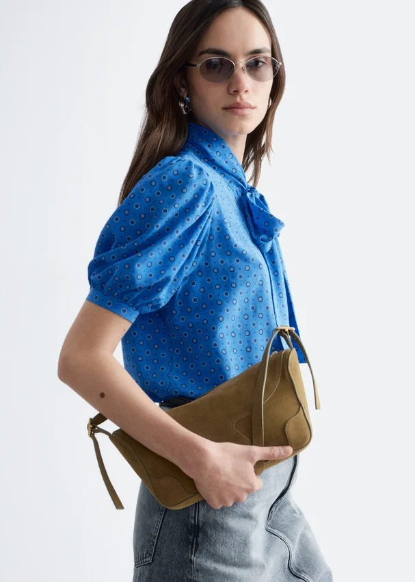 Bedruckte Seiden-Bluse mit Krawattenkragen Bedruckte Seiden-Bluse mit Krawattenkragen