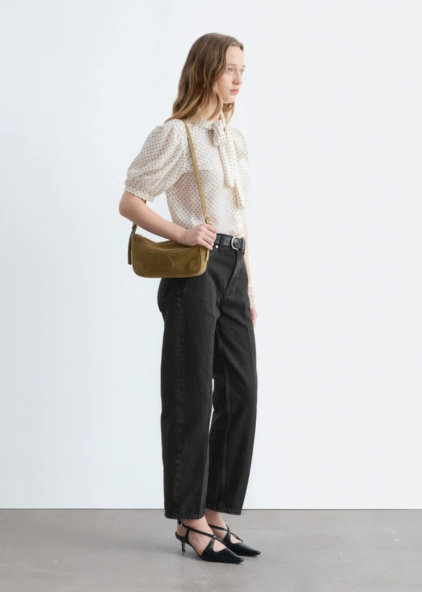 Bedruckte Seiden-Bluse mit Krawattenkragen Bedruckte Seiden-Bluse mit Krawattenkragen
